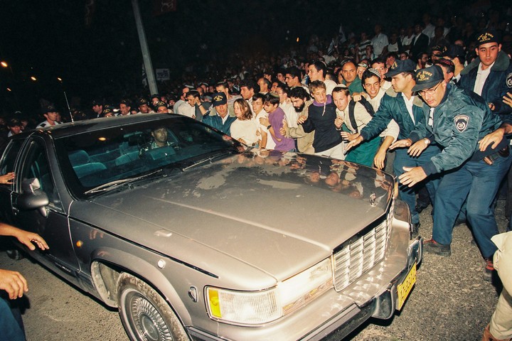 שוטרים מנסים למנוע מאנשי ימין להתנפל על מכוניתו של ראש הממשלה יצחק רבין. 5 באוקטובר 1995 (פלאש 90)
