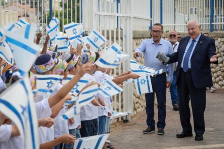 נשיא המדינה, ראובן ריבלין, מבקר בבית הספר דתי בתחילת שנת הלימודים, ב-2 בספטמבר 2018 (צילום: מארק ניימן / לע"מ)