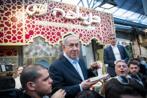 ראש הממשלה, בנימין נתניהו, מבקר בשוק מחנה יהודה בירושלים לפני הבחירות, ב-28 בפברואר 2020 (צילום: יונתן זינדל / פלאש90)