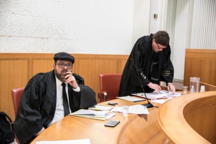 חסן ג'בארין, מייסד ומנכ"ל עדאלה, בבית המשפט העליון בדיון בעתירה נגד התקנה המאפשרת לשב"כ לעקוב אחרי אזרחים, ב-19 במרץ 2020 (צילום: אוליבייה פיטוסי / פלאש90)