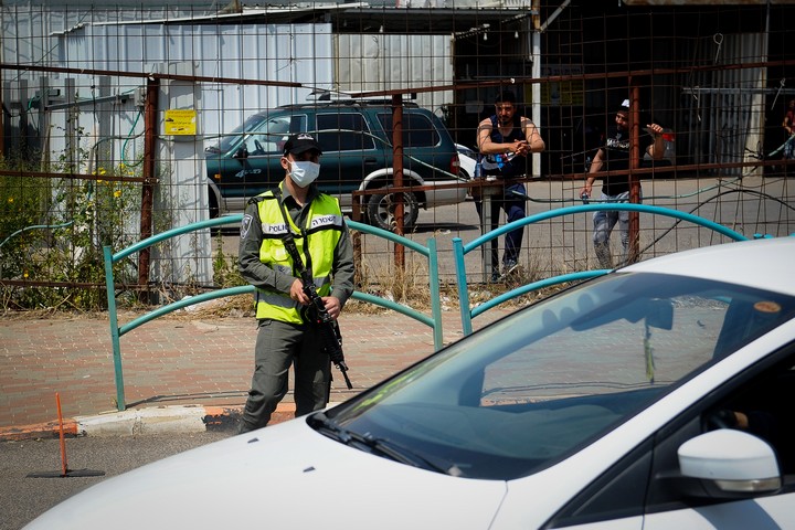 שוטר ברחוב בדיר אלאסד בזמן סגר הקורונה, ב-15 באפריל 2020 (צילום: באסל עווידאת / פלאש90)
