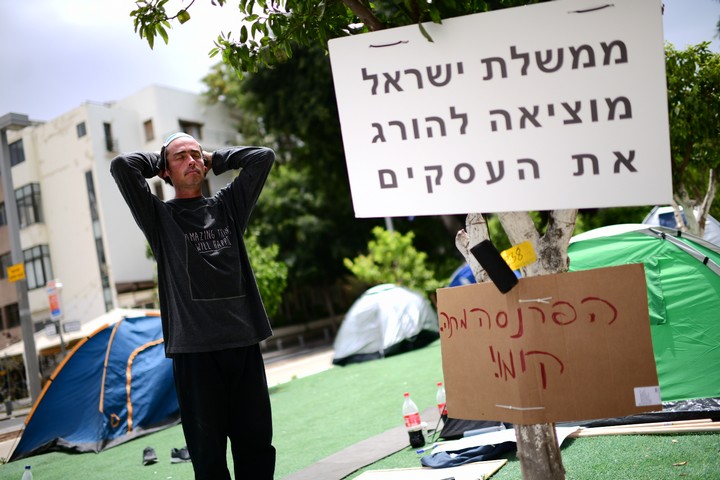 בעלי עסקים במאהל מחאה בשדרות רוטשילד בתל אביב, ב-24 באפריל 2020 (צילום: תומר נויברג / פלאש90)