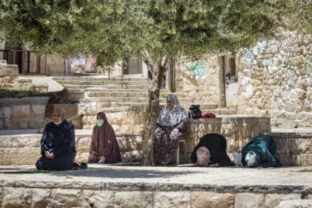 נשים מוסלמיות מתפללות ברמדאן, ב-1 במאי 2020 (צילום: אוליבייה פיטוסי / פלאש90)