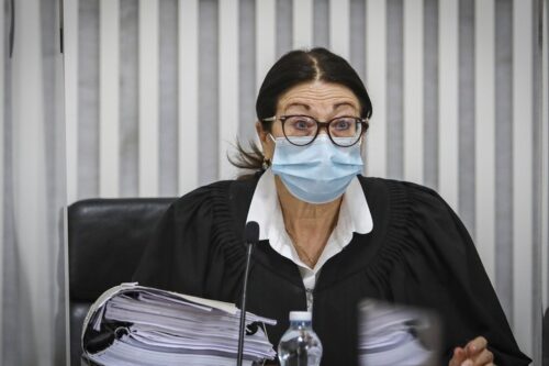 נשיאת בית המשפט העליון, אסתר חיות, בדיון בעתירות נגד ההסכמים הקואליציוניים, ב-3 במאי 2020 (צילום: אורן בן חקון)