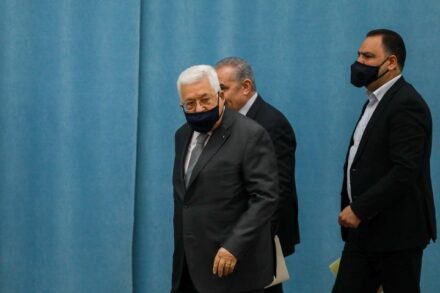 נשיא הרשות הפלסטינית, מחמוד עבאס, ברמאללה ב-7 במאי 2020 (צילום: פלאש90) נשיא הרשות הפלסטינית, מחמוד עבאס, ברמאללה ב-7 במאי 2020 (צילום: פלאש90)