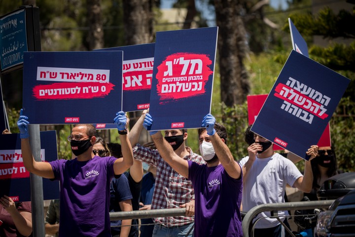 סטודנטים מפגינים בדרישה לסיוע כלכלי בעקבות נזקי הקורונה, 7 במרץ 2020 (יונתן זינדל / פלאש 90)