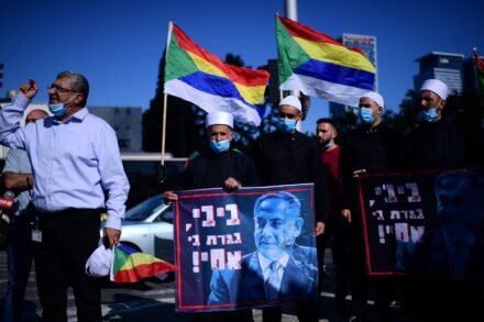 חברי הקהילה הדרוזית מוחים בדרישה לסיוע כלכלי בצומת עזריאלי בתל אביב, ב-10 במאי 2020 (צילום: תומר נויברג / פלאש90)