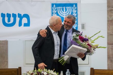 שר החינוך החדש יואב גלנט (משמאל) ושר החינוך היוצא רפי פרץ, ב-18 במאי 2020 (צילום: אוליבייה פיטוסי / פלאש90)