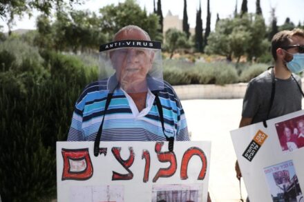 תושבי אבו כביר מפגינים לפני הדיון בבג"ץ בעתירתם, ב-20 במאי 2020 (צילום: אורן זיו)