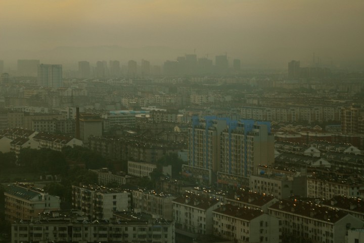העיר הייפי תחת ענן של זיהום. (צילום: ליזנדרו קרסטנצן, CC BY NC 2.0)