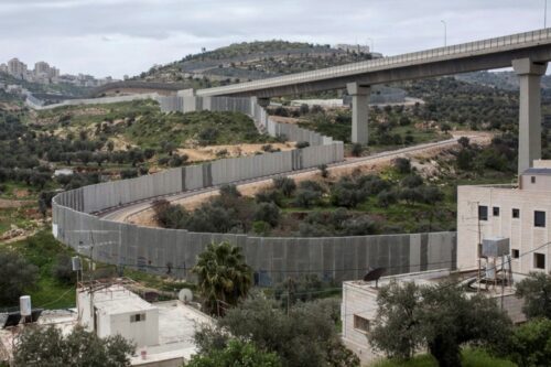 כבישים עוקפים, חומות וגדרות נבנו כדי להבטיח שילוב מלא של ההתנחלויות עם הגוף המדינתי המרכזי (צילום: אחמד אל-באז / אקטיבסטילס)