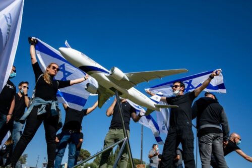 הנהלת אל על רוצה לפטר כ-1,000 מתוך 6,000 העובדים. הפגנה של עובדי אל על נגד הקיצוצים (צילום: אוליביה פיטוסי / פלאש 90) הנהלת אל על רוצה לפטר כ-1,000 מתוך 6,000 העובדים. הפגנה של עובדי אל על נגד הקיצוצים (צילום: אוליביה פיטוסי / פלאש 90)