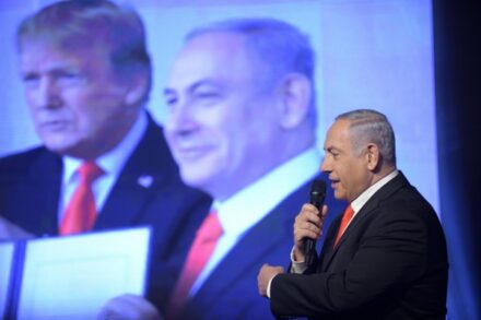 הסיפוח לא הזניק את נתניהו בסקרים. נתניהו על רקע צילום אירוע הצגת "עסקה המאה" בוושינגטון (צילום: גיל יערי / פלאש 90)