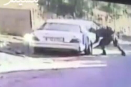 תג מחיר במדים? חייל מפנצ'ר רכב של תושב קדום כפי שתועד במצלמת האבטחה של הכפר (באדיבות ארגון בצלם)