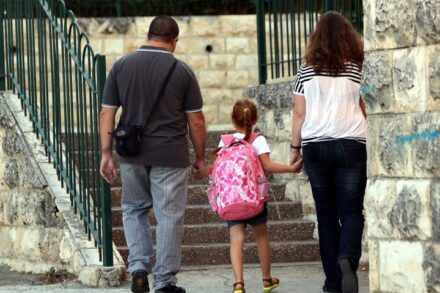 הורים מתקוממים נגד המורות, במקום נגד המערכת. הורים מלווים את בתם לבית ספר. למצולמים אין קשר לכתבה (צילום: יוסי זמיר / פלאש 90)