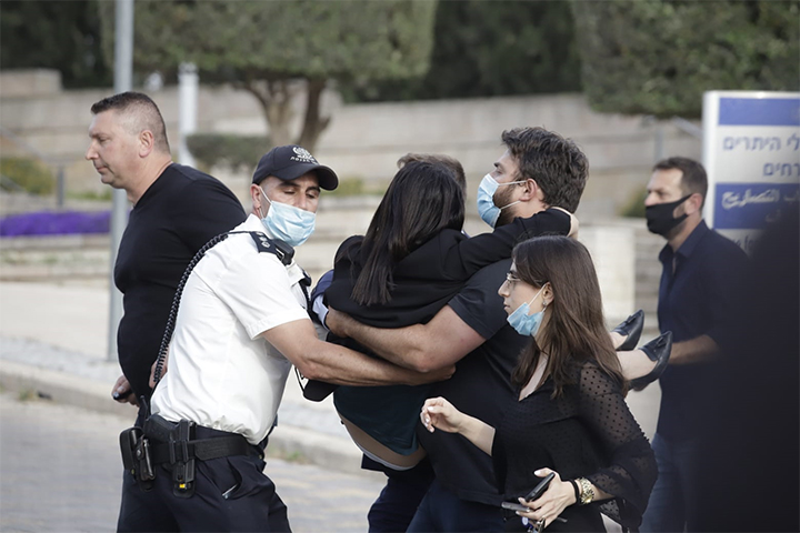 ח"כ ע'דיר כמאל מריח מכחול לבן נחבלה בעת פריצת מחסום המשטרה בהפגנה (צילום: אורן זיו)