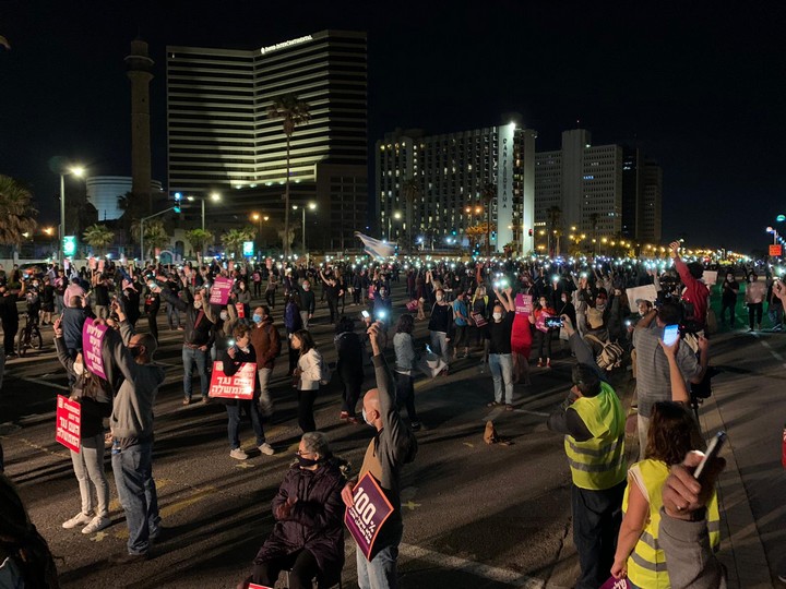 המפגינים בתל אביב, מפוזרים על פני החניון, מדליקים פנסי טלפון כדי שיראו את כולם (חגי מטר)