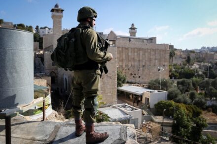 ההיסטוריה מלמדת ששינוי בחברון משפיע על ירושלים. חייל על רקע מערכת המכפלה (צילום: ויסאם השלאמון / פלאש 90)