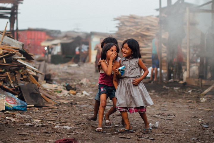 כשהעולם השלישי יתפתח, שיעור הילודה בו יירד מאליו. ילדות בשכונת עוני במנילה בירת הפיליפינים (צילום: אדם כהן CC BY NC ND 2.0)