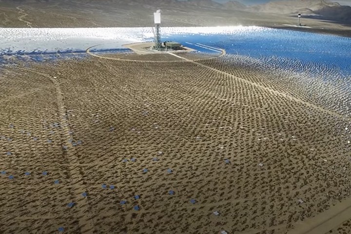 גם הקמת לוחות סולאריים גורמת זיהום. השאלה כמה. חוות ענק של לוחות סולאריים (צילום מסך מתוך "כוכב בני האדם)