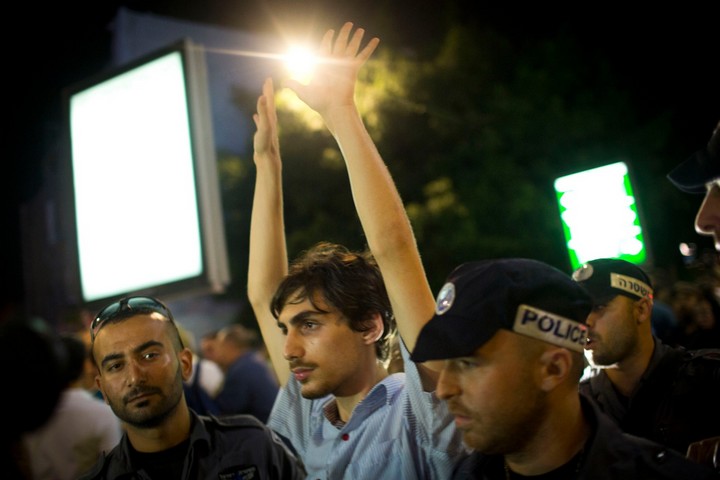 מפגין במחאת שמאל על המתקפה על עזה ב-2014 (צילום: אורן זיו)