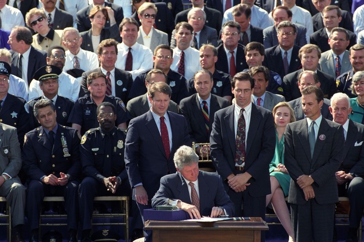 הנשיא ביל קלינטון חותם על חוק בקרת הפשע האלים ואכיפת החוק ב-1994 (צילום: ממשלת ארה"ב)