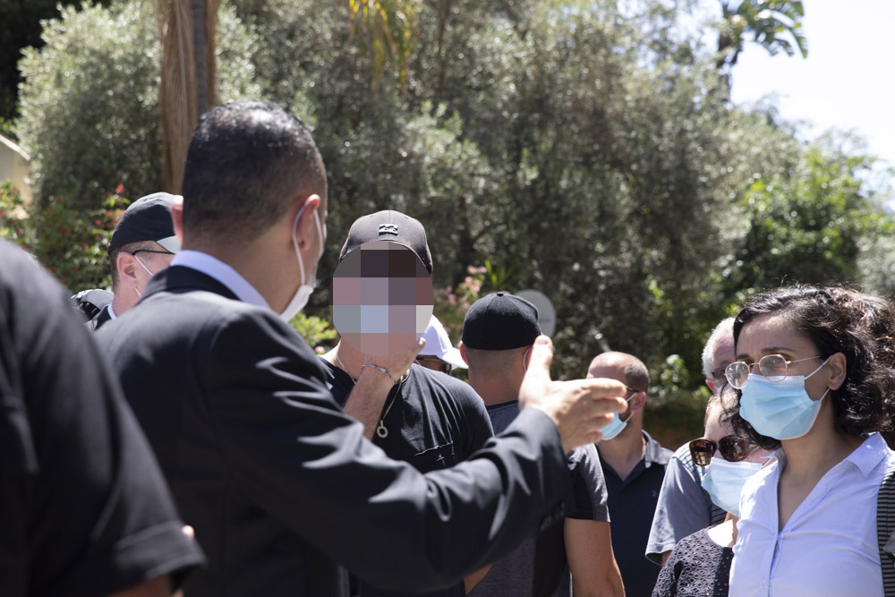 השופט זיאד פלאח והשוטר שירה בסלומון טקה (מימין) במהלך סיור בזירת הירי בקריית חיים, 23 ביוני 2020 (צילום: אורן זיו)
