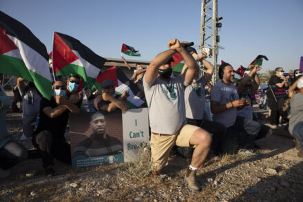 פלסטינים וישראלים מפגינים נגד הסיפוח בצומת אלמוג ליד יריחו, 27 ביוני 2020 (צילום: אורן זיו)