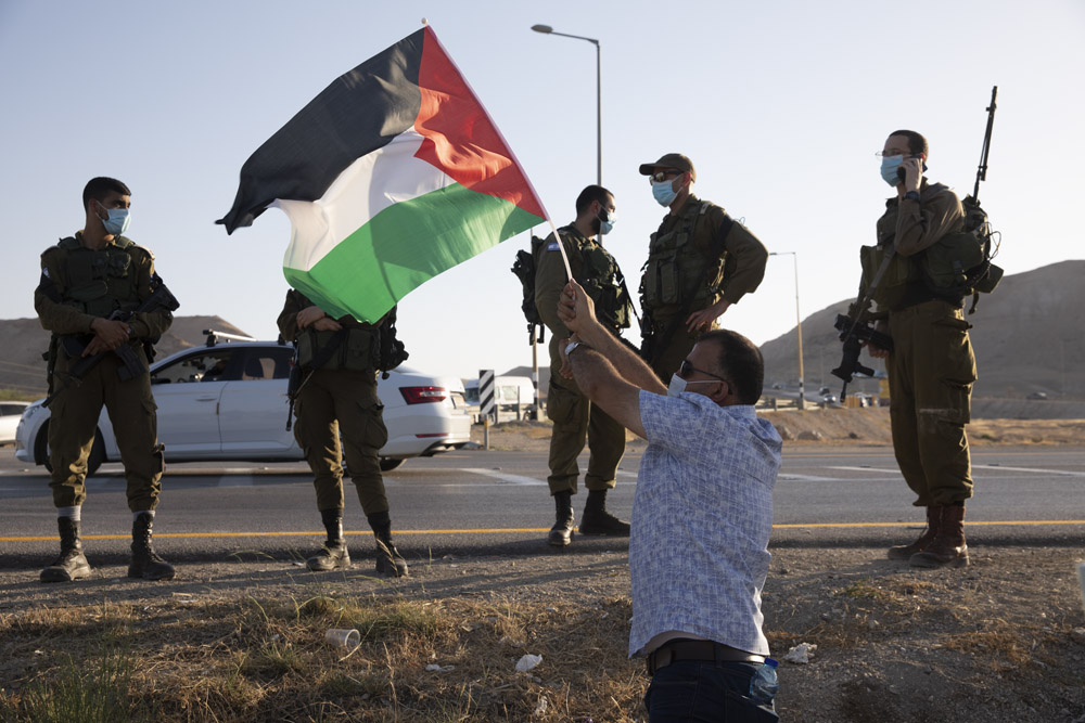 פלסטינים וישראלים מפגינים נגד הסיפוח בצומת אלמוג ליד ירחו, 27 ביוני 2020 (צילום: אורן זיו)