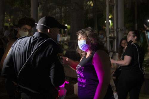 ספיר סלוצקר עמראן מדברת עם המשטרה לאחר שהותקפה באירוע הגאווה בכיכר רבין בתל אביב, 28 ביוני, 2020 (צילום: אורן זיו) ספיר סלוצקר עמראן מדברת עם המשטרה לאחר שהותקפה באירוע הגאווה בכיכר רבין בתל אביב, 28 ביוני, 2020 (צילום: אורן זיו)