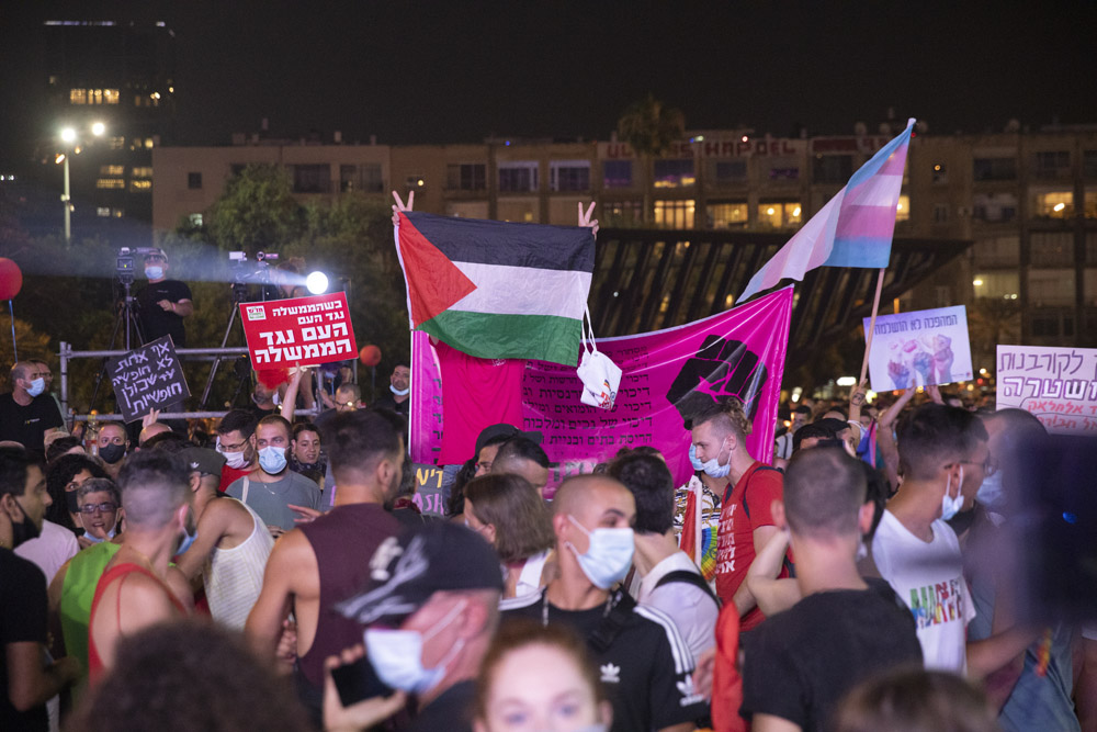 מפגינות נגד פינקוושינג באירוע הגאווה בכיכר רבין בתל אביב, 28 ביוני, 2020 (צילום: אורן זין)