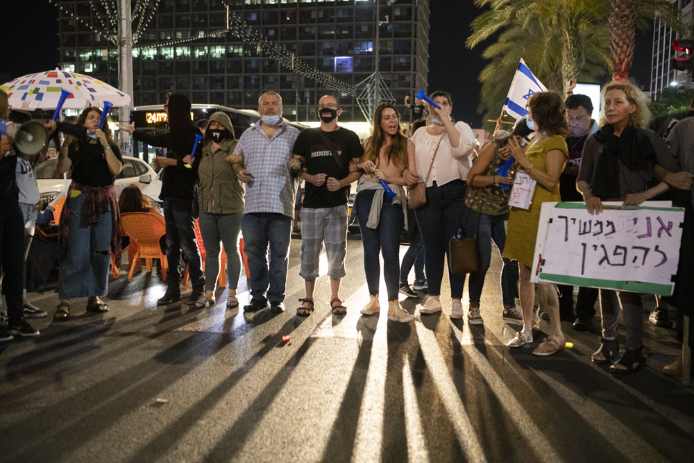 מפגינים חוסמים את רחוב אבן גבירולבמהלך מחאה נגד ״חוק הקורונה״ בתל אביב (צילום אורן זיו)
