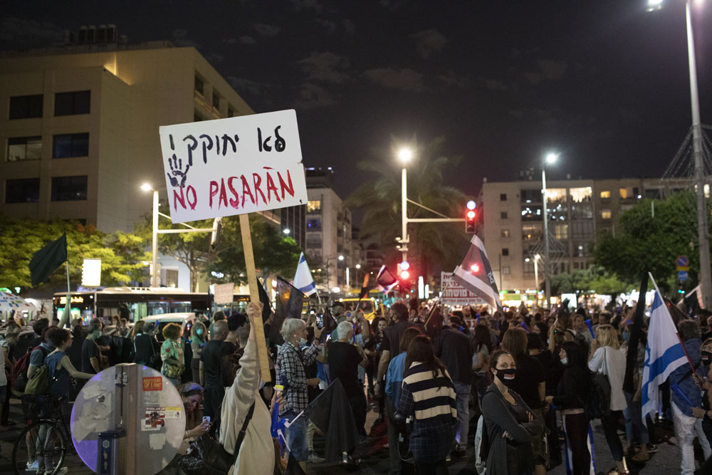 מפגינים חוסמים את רחוב אבן גבירולבמהלך מחאה נגד ״חוק הקורונה״ בתל אביב (צילום אורן זיו)