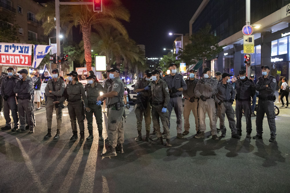 שטורים במהלך מחאה נגד ״חוק הקורונה״ בתל אביב (צילום אורן זיו)