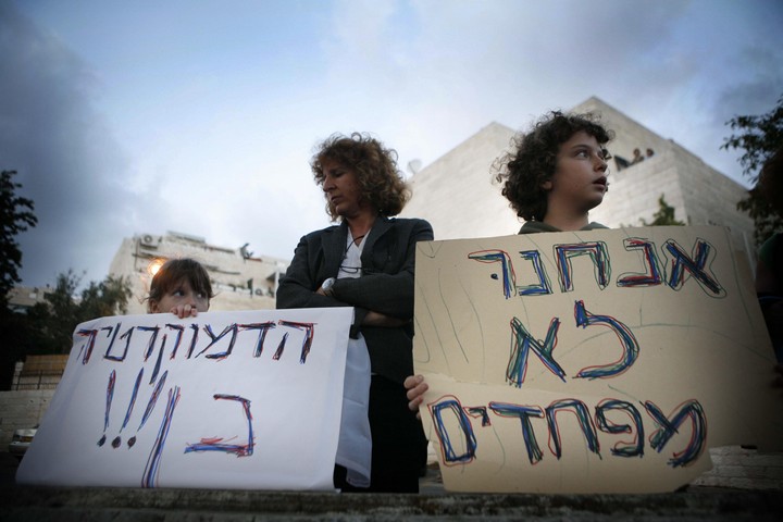הפגנת תמיכה מול ביתו של זאב שטרנהל בירושלים, אחרי שנפצע מפיצוץ מטען צינור, ב-2 באוקטובר 2008 (צילום: מיכל פתאל / פלאש90)