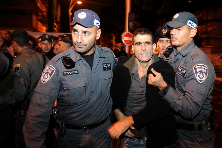 המשטרה עוצרת את מוסי רז בהפגנה מול הקריה ב-2 בינואר 2011 (צילום: גילי יערי / פלאש90)