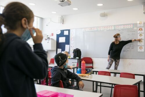 תלמידי בית ספר בירושלים חובשים מסיכות ביום הראשון לחזרה ללימודים אחרי סגר הקורונה, ב-3 במאי 2020 (צילום: אוליבייה פיטוסי / פלאש90)