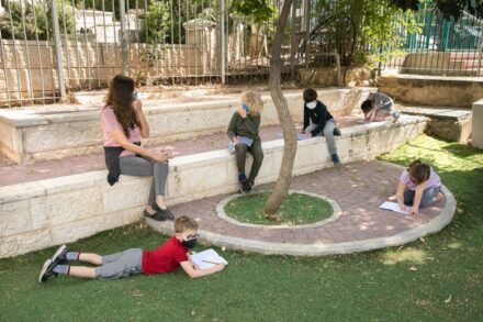 תלמידים בחצר בית ספר בירושלים, ב-3 במאי 2020 (צילום: אוליבייה פיטוסי / פלאש90)
