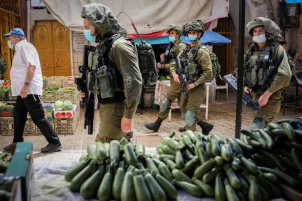 חיילי צה"ל שומרים על יהודים במהלך סיור בעיר חברון, ב-16 במאי 2020 (צילום: וויסאם האשלמון / פלאש90)