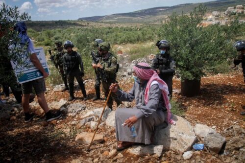 חיילים שומרים מול הפגנה פלסטינית נגד ההתנחלויות, ליד העיר סלפית בגדה המערבית, ב-29 במאי 2020 (צילום: נאסר אישתאיה / פלאש90)