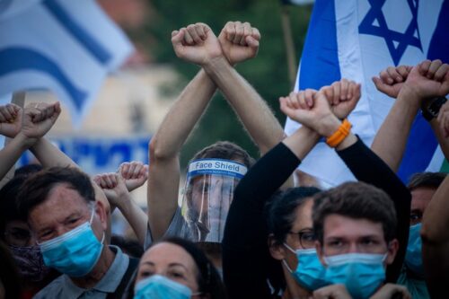 מפגינים מול מעונו של ראש הממשלה, בנימין נתניהו, בירושלים נגד השחיתות ולמען שחרורו של אמיר השכל, ב-27 ביוני 2020 (צילום: יונתן זינדל / פלאש90)