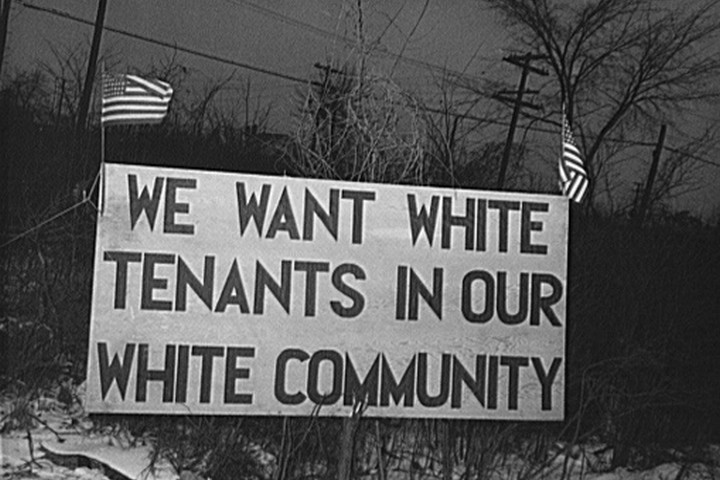 "אנחנו רוצים תושבים לבנים בקהילה הלבנה שלנו", שלט בדטרויט ב-1942 (צילום: ארתור ס. סיגל, ספריית הקונגרס האמריקאי)