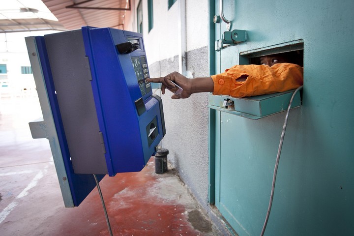 אסיר מבצע שיחת טלפון בכלא גלבוע, ב-2013 (צילום: משה שי / פלאש90)