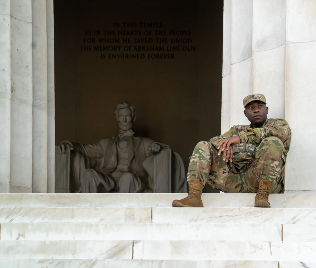 שיטור צריך קודם כל לכבד את הקהילה. חייל על מדרגות אנדרטת לינקולן בוושינגטון (צילום: ויקטוריה פיקרינג CC BY NC ND 2.0)