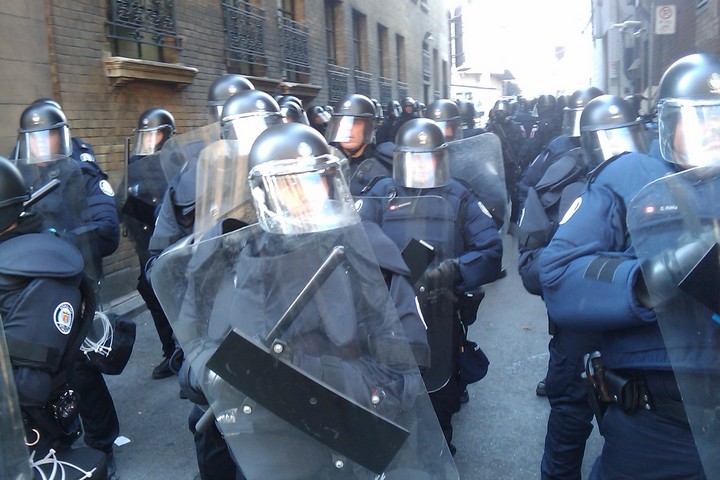 שמירת סדר צריכה להיעשות באופן דמוקרטי. שוטרים מפזרים הפגנה בארה"ב (צילום: סטיילרדאן CC BY NC ND 2.0)