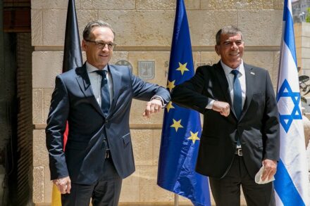 הבהיר שגרמניה לא תגבה מישראל "תג מחיר" על סיפוח. שר החוץ הגרמני הייקו מאס בפגישתו של שר החוץ גבי אשכנזי (צילום: אוליביה פיטוסי / פלאש 90)
