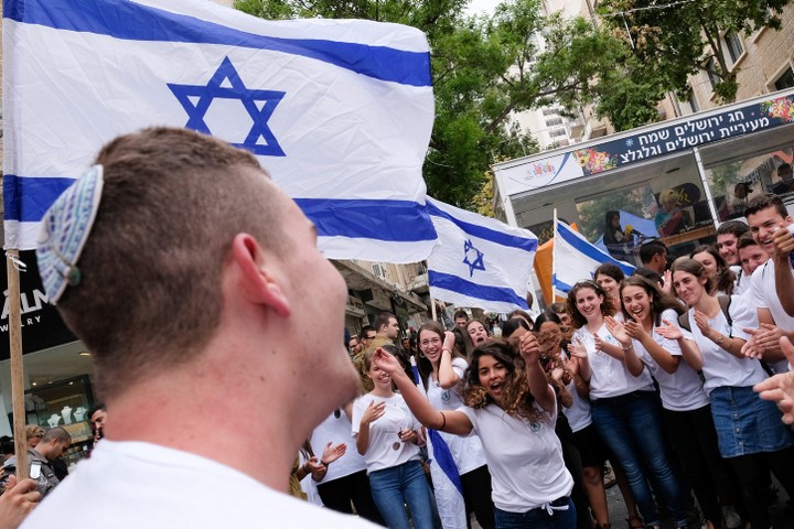ישראל היא מדינה מרובת תרבויות, אבל לא רב-תרבותית. יש הבדל. תלמידים במצעד הדגלים בירושלים (צילום: נתי שוחט / פלאש 90)