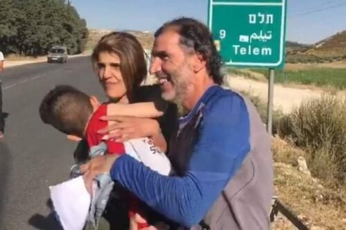 סלאח חוסיין נפגש עם רעייתו ובנו לאחר השחרור (באדיבות רשת אלקודס לתקשורת)