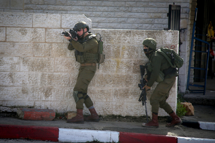 "לא רוצה לראות חיילים ישראלים בכיכר מנארה, רוצה אותם מחוץ לגדה". חיילים ישראלים ברמאללה (צילום: פלאש 90)