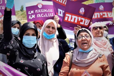 היכרות בין נשים ממקומות שבדרך כלל לא נפגשים. הפגנה של מטפלות משפחתונים (צילום: נגה שמיר)